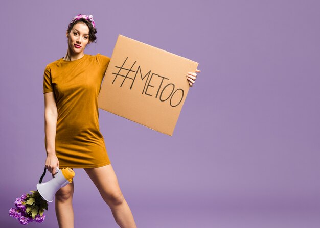 Mujer sosteniendo megáfono y cartón