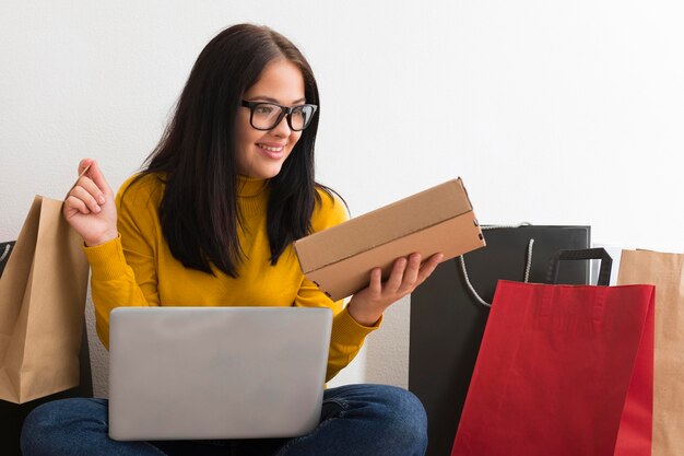 Mujer sosteniendo nuevos paquetes de ventas de cyber monday con espacio de copia