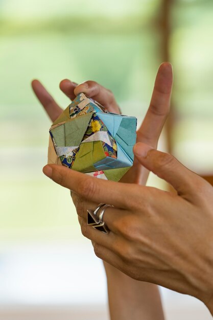 Mujer sosteniendo un objeto de origami