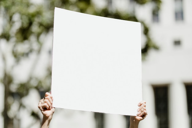 Mujer sosteniendo una pancarta blanca con espacio de copia en la protesta de la materia de vidas negras