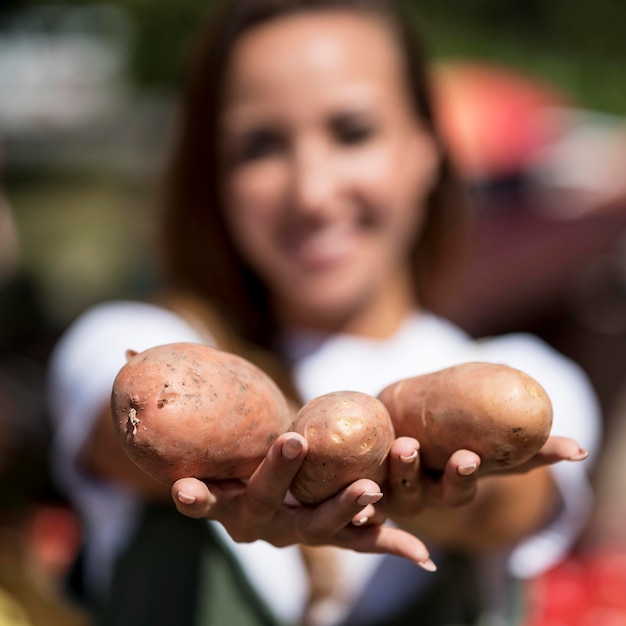 Mujer sosteniendo patatas frescas