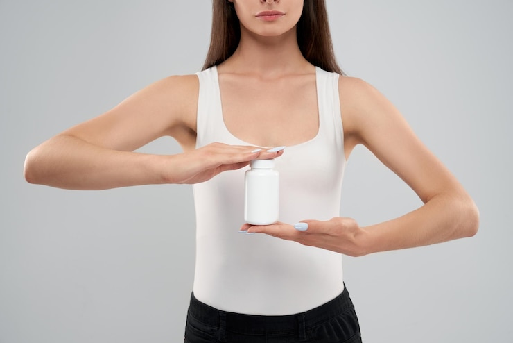 Foto gratuito mujer sosteniendo una pequeña botella de medicina