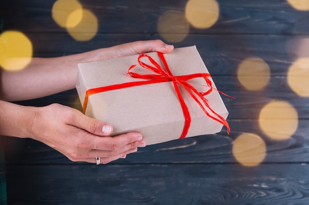 Foto gratuita mujer sosteniendo una pequeña caja de regalo en las manos