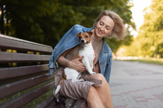 Mujer sosteniendo perro tiro medio