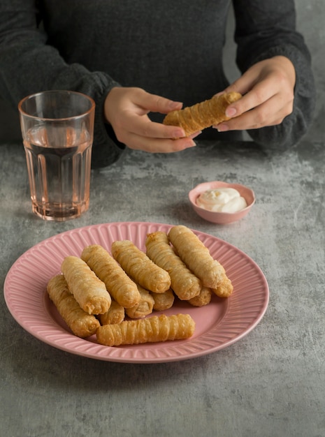 Mujer sosteniendo plato tradicional tequeño