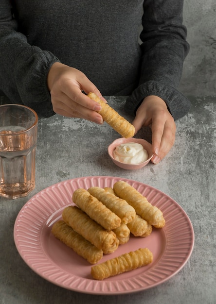 Mujer sosteniendo plato tradicional tequeño