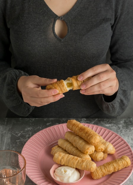 Mujer sosteniendo plato tradicional tequeño