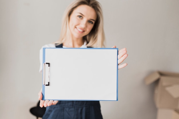 Foto gratuita mujer sosteniendo portapapeles con maqueta