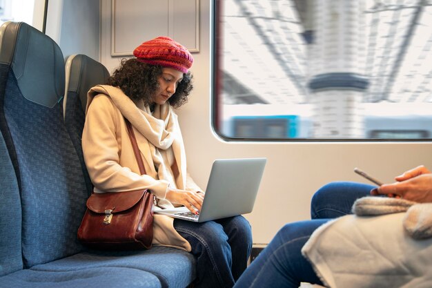 Mujer sosteniendo portátil de cerca