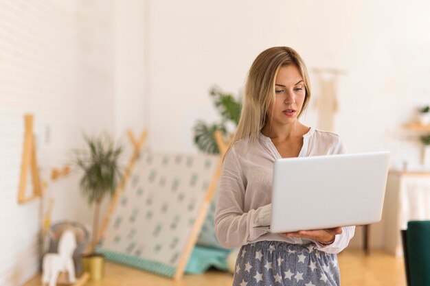 Mujer sosteniendo portátil de tiro medio