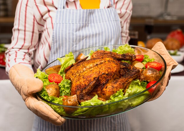 Mujer sosteniendo el primer plano de pavo cocido