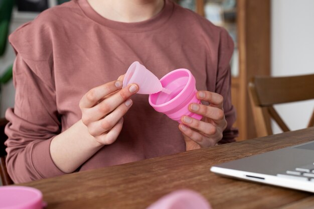 Mujer sosteniendo producto menstrual reutilizable