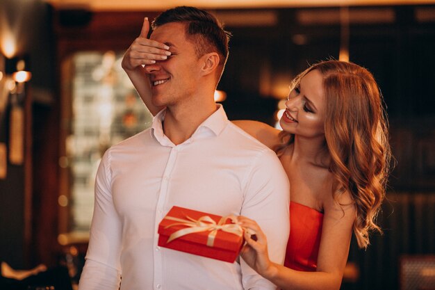 Mujer sosteniendo un regalo para su novio en el día de San Valentín