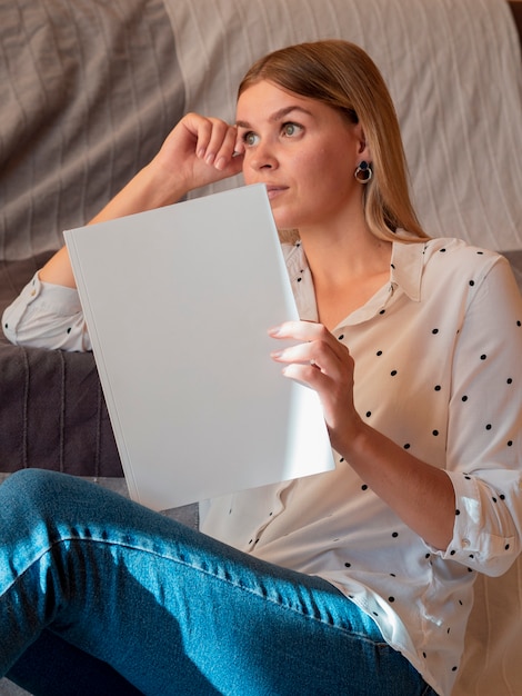 Mujer sosteniendo una revista de maquetas