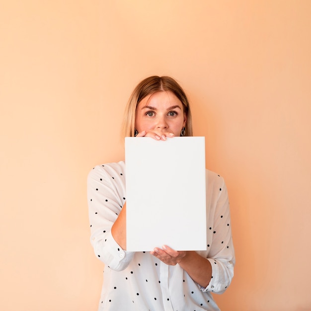 Mujer sosteniendo una revista de maquetas