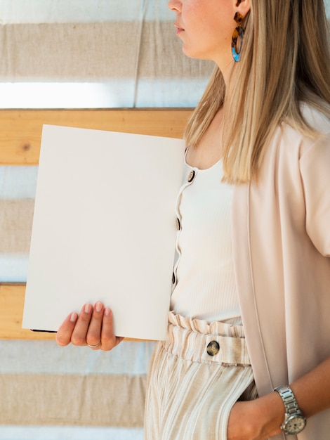 Mujer sosteniendo una revista de maquetas