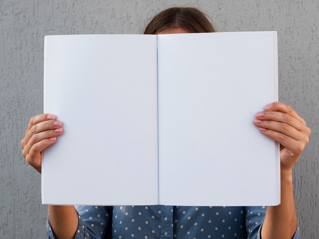 Mujer sosteniendo una revista de maquetas