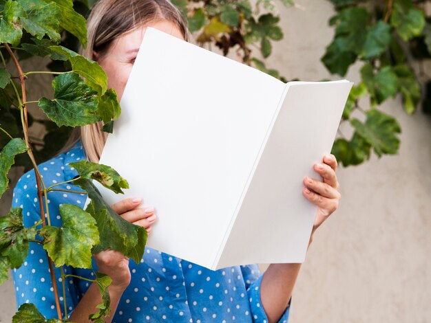 Mujer sosteniendo una revista de maquetas