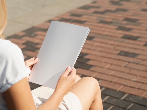 Mujer sosteniendo una revista de maquetas