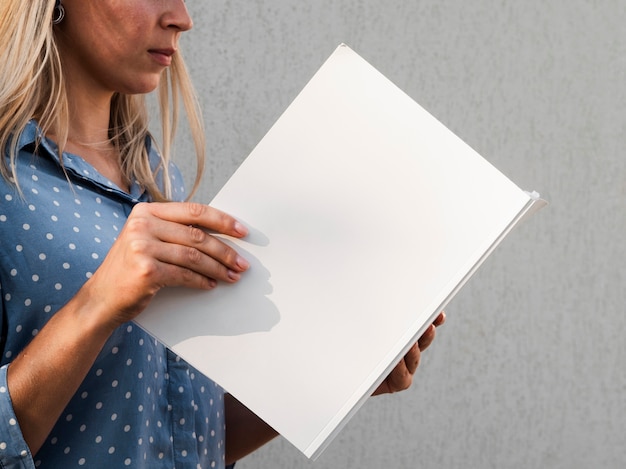 Foto gratuita mujer sosteniendo una revista de maquetas