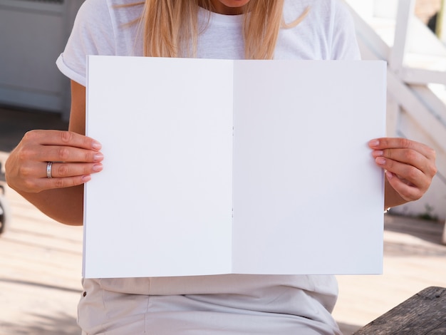 Mujer sosteniendo una revista de maquetas