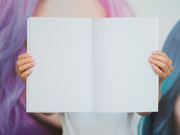 Mujer sosteniendo una revista de maquetas