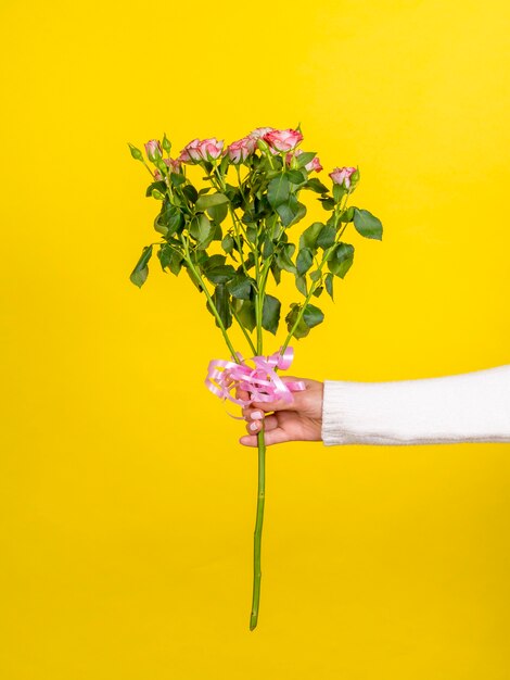 Mujer sosteniendo romántico ramo de rosas