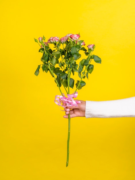 Mujer sosteniendo romántico ramo de rosas