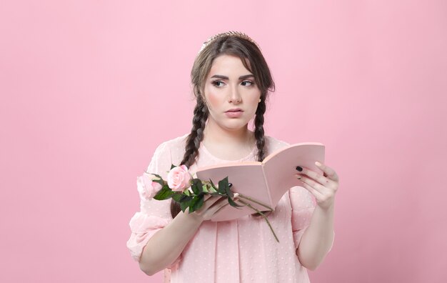 Mujer sosteniendo rosas no impresionadas por lo que leyó en un libro