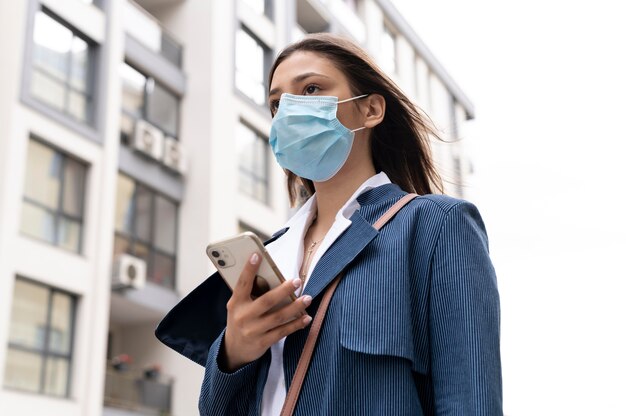 Mujer sosteniendo smartphone tiro medio