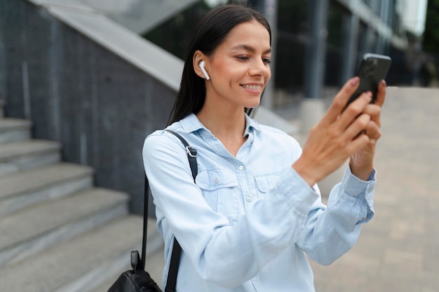 Mujer sosteniendo smartphone tiro medio