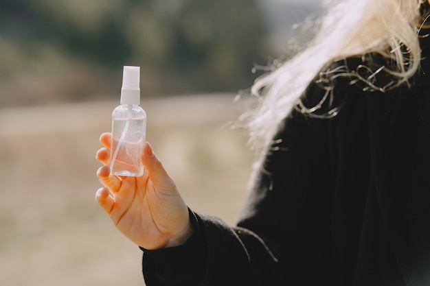 Mujer sosteniendo spray de higiene