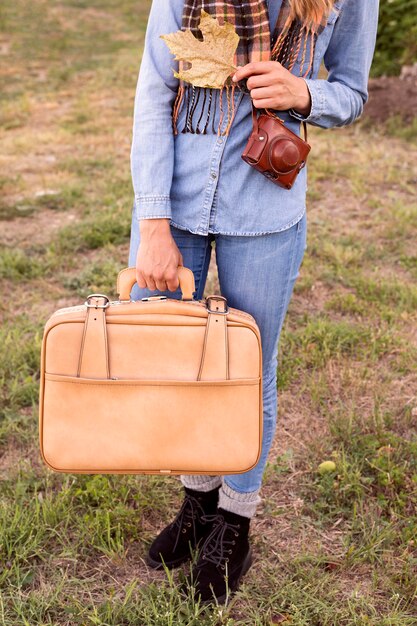 Mujer sosteniendo su equipaje para viajar