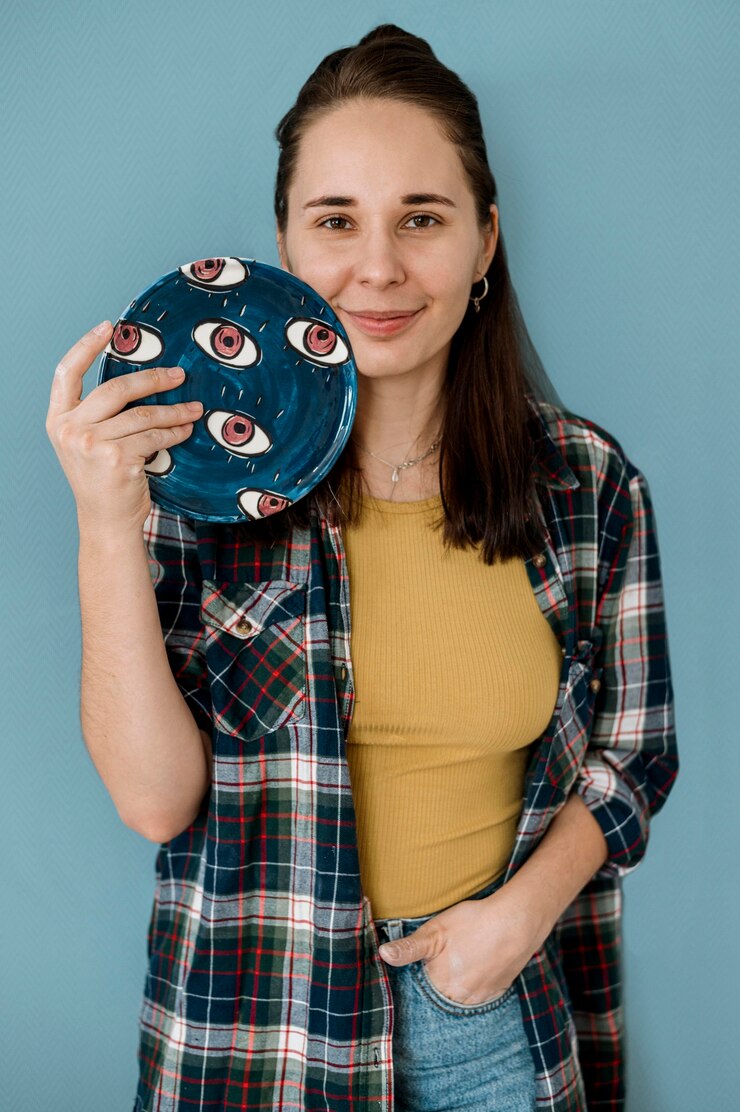 Foto gratuito mujer sosteniendo sus creaciones de cerámica
