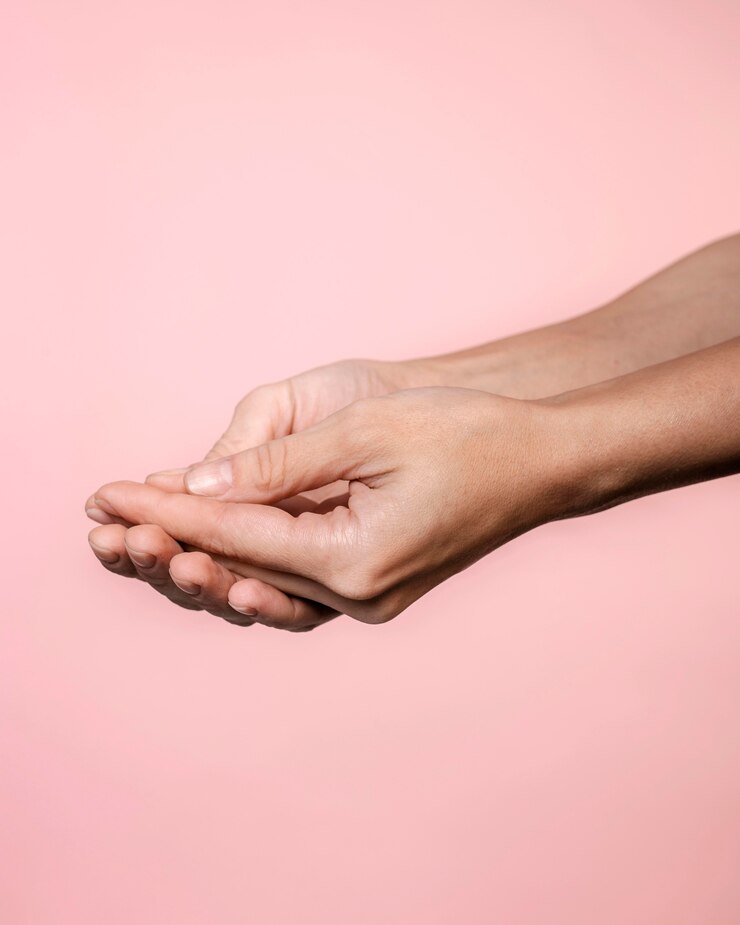 Foto gratuito mujer sosteniendo sus manos para lavarlas