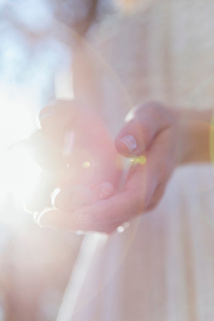 Mujer sosteniendo sus manos en la luz del sol