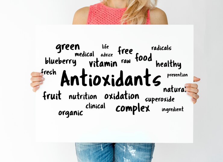 Foto gratuito mujer sosteniendo un tablero con concepto de antioxidantes
