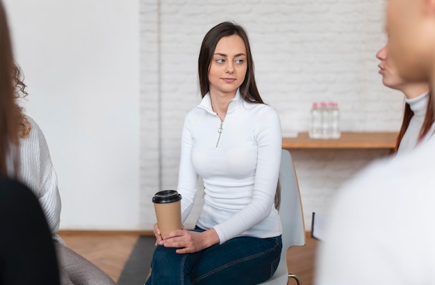 Foto gratuita mujer sosteniendo una taza de café de cerca