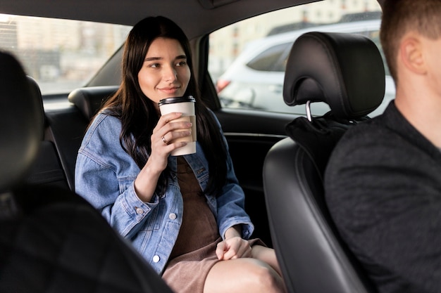 Mujer sosteniendo una taza de café de cerca