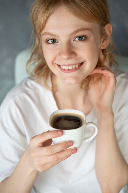 Mujer sosteniendo una taza de café de cerca