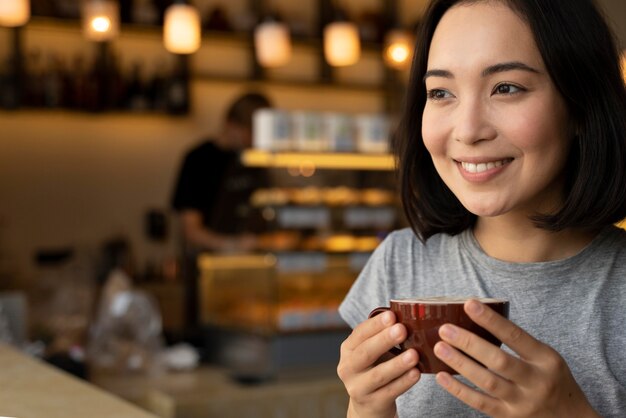 Mujer sosteniendo una taza de café de cerca