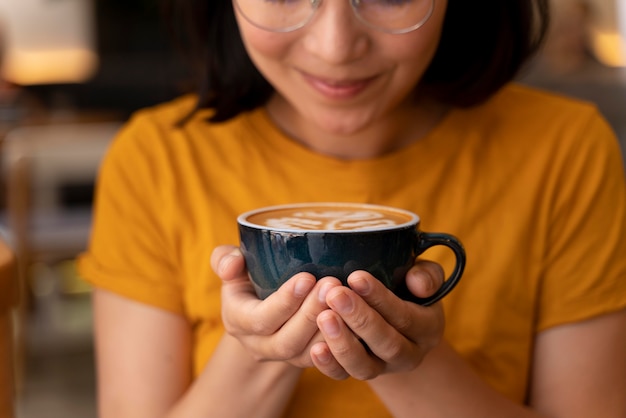 Mujer sosteniendo una taza de café de cerca