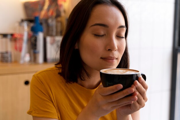 Mujer sosteniendo una taza de café de cerca