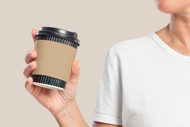 Mujer sosteniendo una taza de café con espacio de diseño de manga