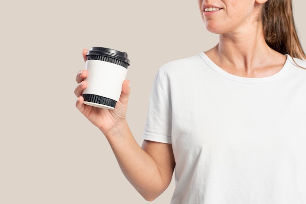 Mujer sosteniendo una taza de café con espacio de diseño de manga