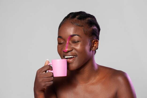 Mujer sosteniendo taza de café tiro medio