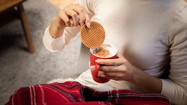 Foto gratuita mujer sosteniendo una taza de café