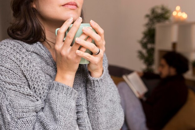 Mujer sosteniendo una taza de café