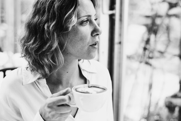 Mujer sosteniendo una taza de café