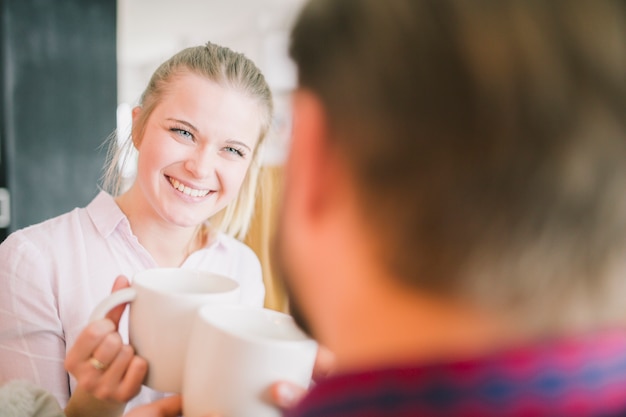 Mujer sosteniendo la taza y mirando a novio